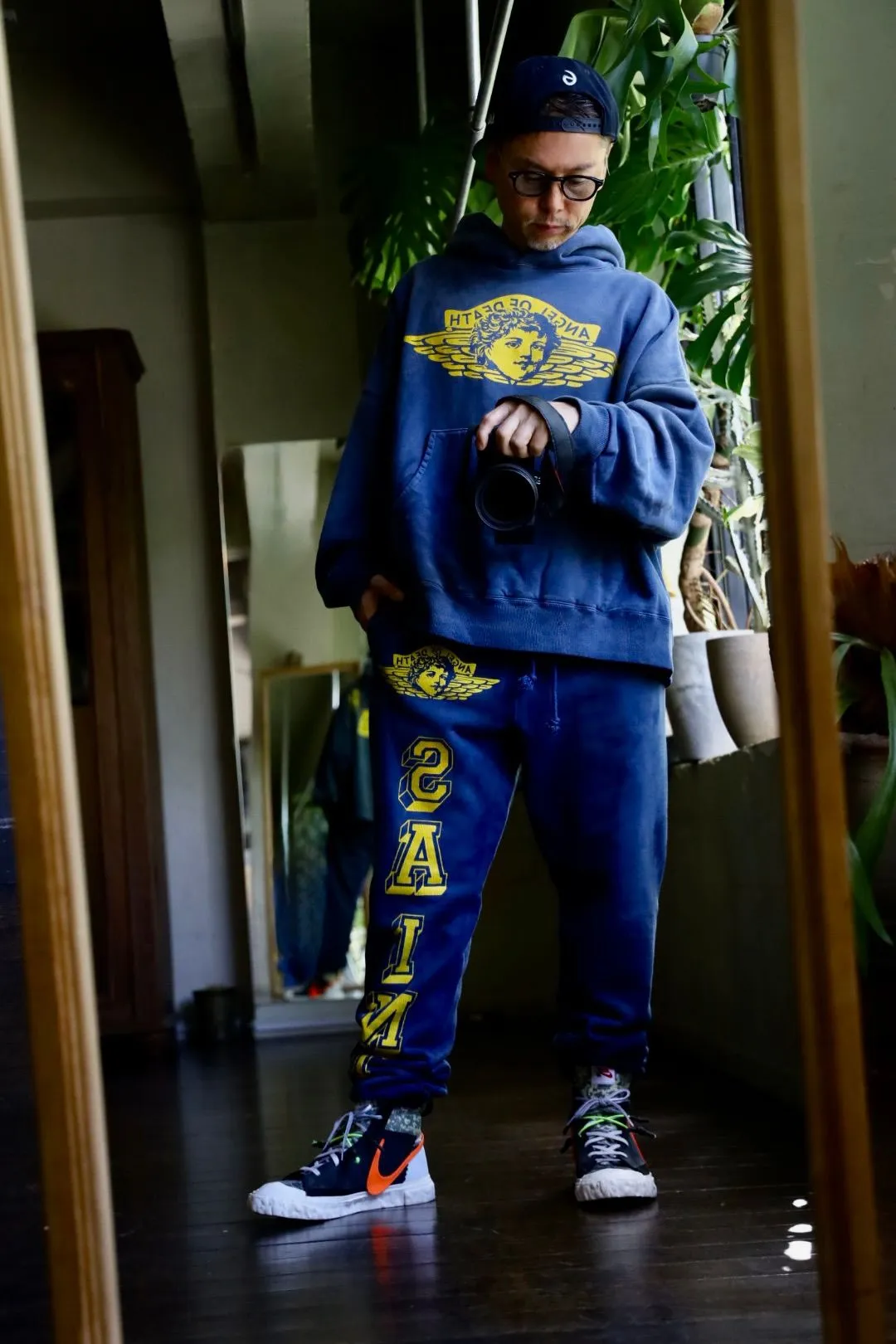 SAINT M×××××× ANGEL HOODIE/NAVY Angel Reborn Blue Hoodie Washed Blue S-XL Assute Garment Dyeing Full Clothes Water Fading Mud Dyeing Dirty Distress New Vintage Ceiling God Tailoring Original Super Loose Fit Customized Original Accessories God-level Print Restoration